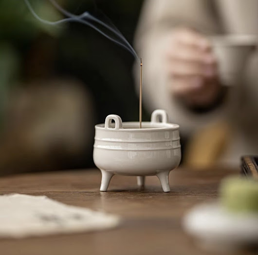 Lư đốt trầm gốm men tro Tam túc Đỉnh